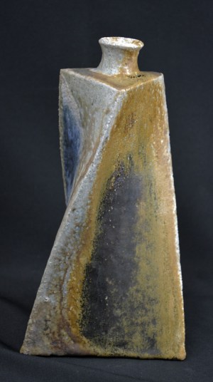 MATSUTAKI - Twisted Triangle Vase