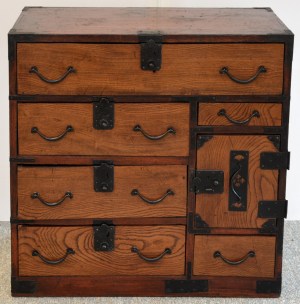 Ko Tansu TAN143 - red lacquered case